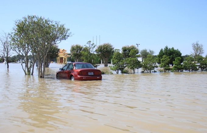 [-]Chùa[-]Việt[-]ở[-]Houston[-]bị[-]cô[-]lập[-]giữa[-]biển[-]nước
